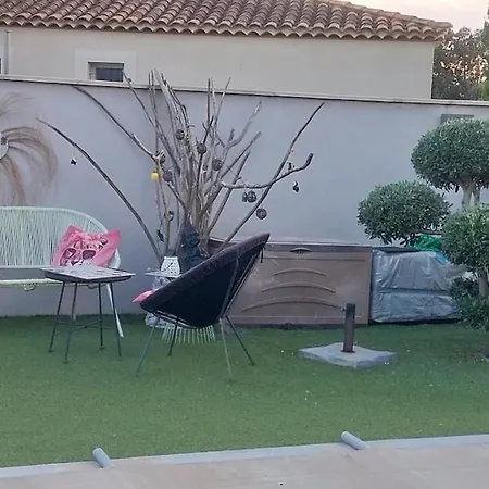 Adorable Avec Piscine Estézargues